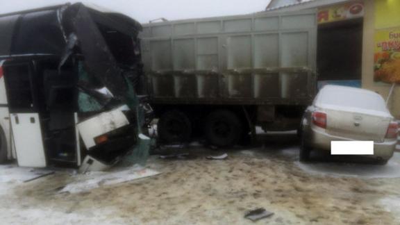 Два КамАЗа, автобус и легковой автомобиль столкнулись на Ставрополье