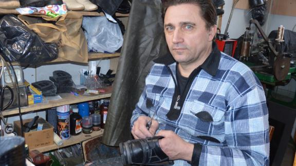 Сапожник из села Дивного: от ремонта босоножек до изготовления туфель