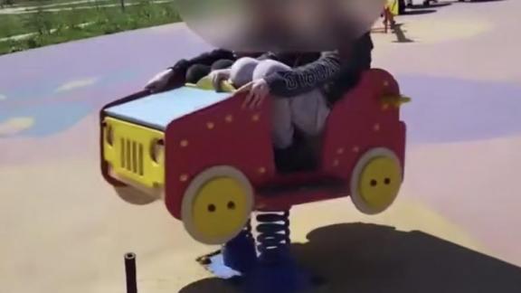 В станице Ессентукской подростки раскачали машинку для малышей