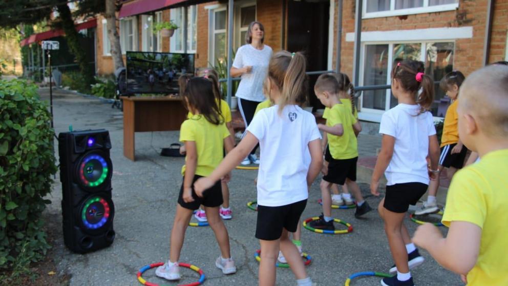 В детсадах Ипатовского округа и Антрацита прошла совместная онлайн-зарядка