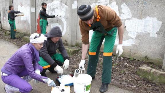 Стены городских зданий Ставрополя очистили от свастики