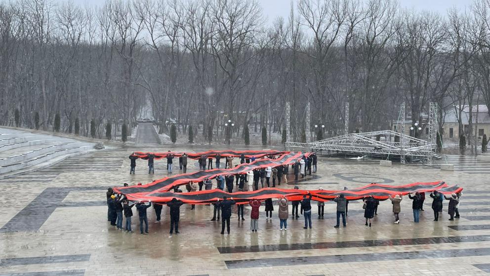 В Железноводске развернули 75-метровую георгиевскую ленту