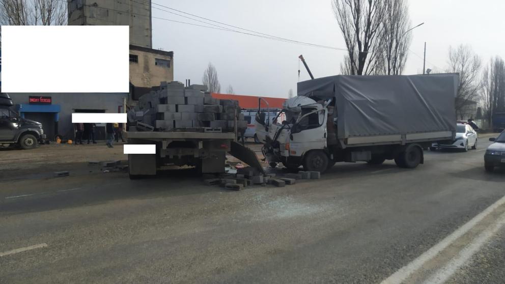 На въезде в Ставрополь столкнулись два грузовика