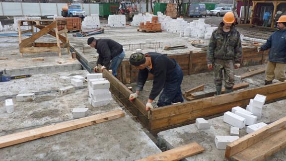 Министр строительства, архитектуры и ЖКХ Ставропольского края проверил строительство детского сада в селе Кочубеевском