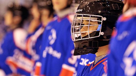 В Невинномысске директор завода в свободное от работы время тренирует юных хоккеистов