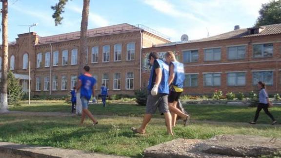 Волонтеры убрали парк Молодежный в селе Александровском