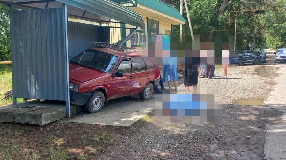 В Левокумском округе автомобиль въехал в остановку: погиб водитель