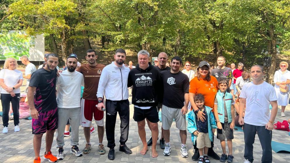 Известный российский спортсмен провел зарядку в Курортном парке Железноводска