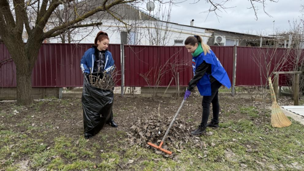 Партийцы Курского округа Ставрополья навели порядок на придомовой территории пенсионерки 