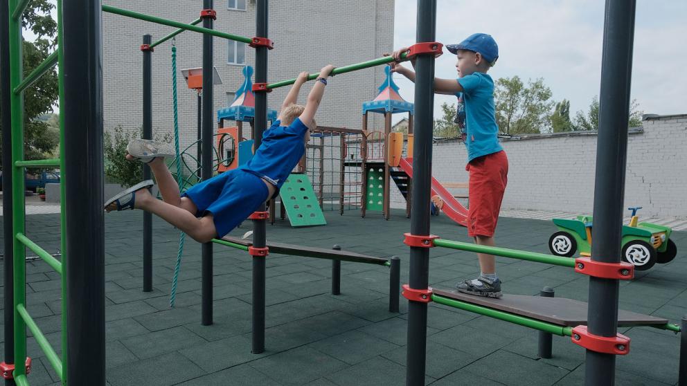 В Ставрополе во дворе восстановленного после пожара дома построили детскую площадку