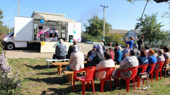 Первое выступление на сцене передвижного клуба прошло в Кочубеевском районе