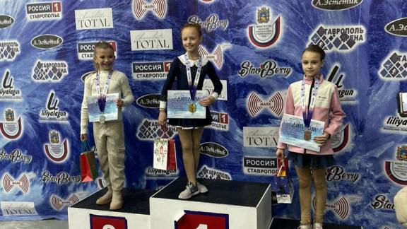 Фигуристы Ставропольской школы зимних видов спорта «Наследие» собрали коллекцию из пяти медалей