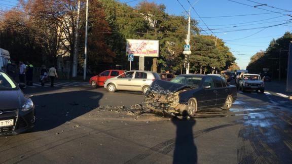«Скорая» из Пятигорска столкнулась с легковым Мерседесом в Ставрополе