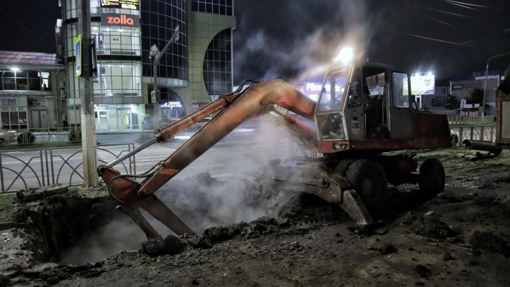 Работы по устранению аварии на трубопроводе в Невинномысске продолжаются