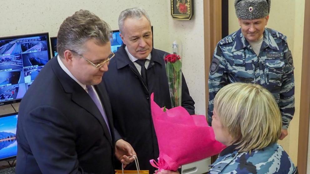 Губернатор поздравил с 8 марта женщин, встречающих праздник на службе