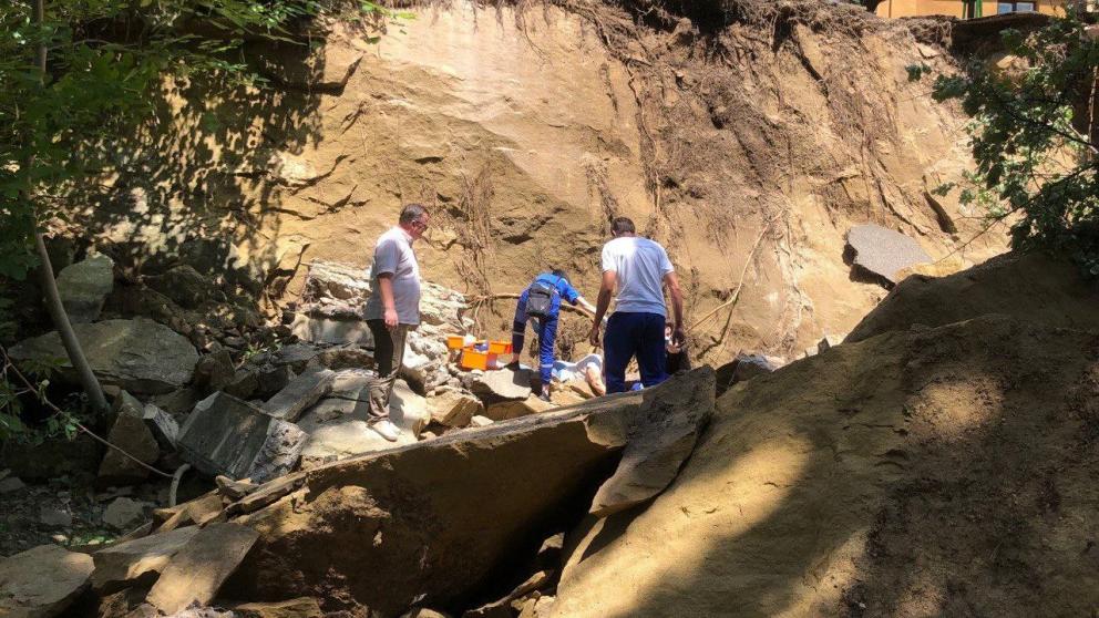 Пострадавшим при обвале скально-грунтовой породы в Кисловодске оказывают помощь
