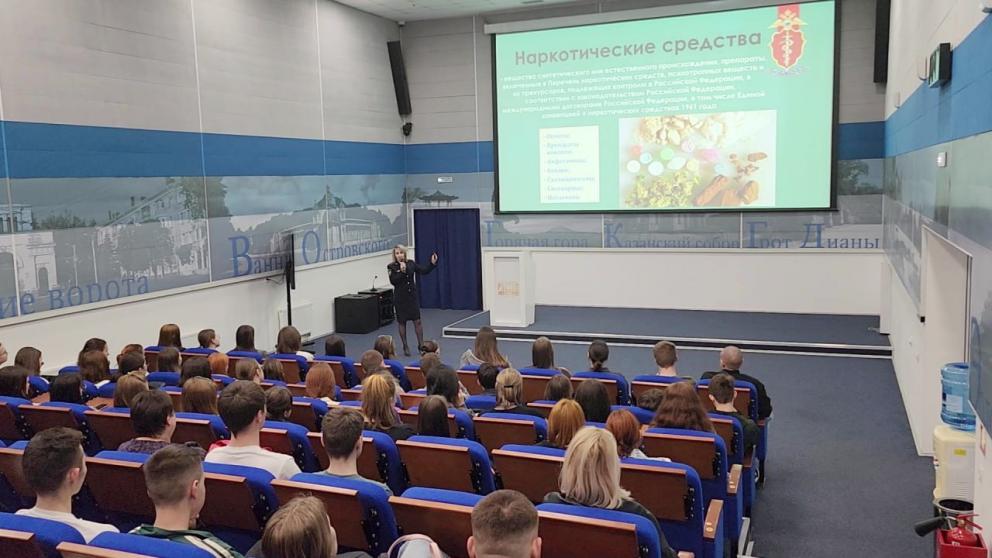 Полицейские провели антинаркотический ликбез для сотни студентов в Ставрополе