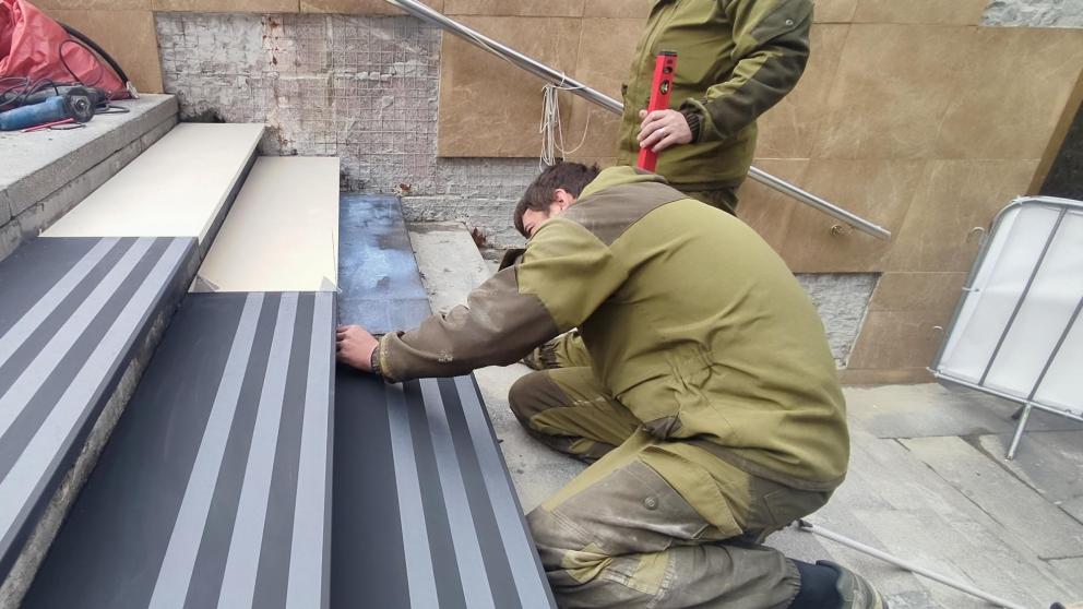 В Ставрополе монтируют ступени музыкальной лестницы 