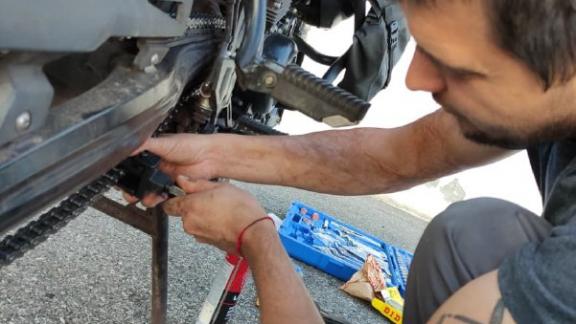 Житель села Винсады открыл мастерскую по ремонту мотоциклов благодаря соцконтракту