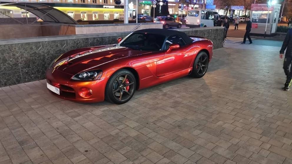 В Ставрополе водитель красного кабриолета облюбовал тротуар у площади