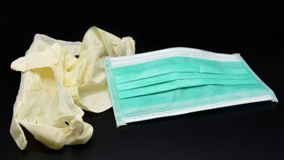 Врачам Железноводской больницы активисты передали тысячи медицинских перчаток