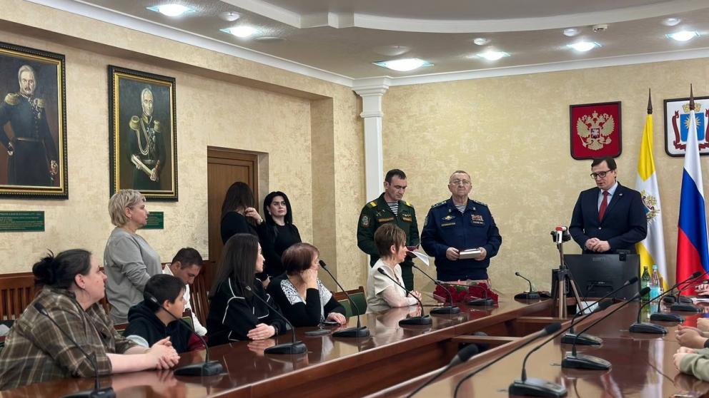В Кисловодске награды погибших участников СВО передали женам и матерям