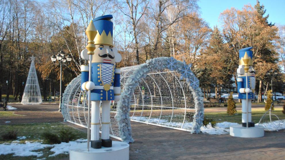 Кисловодск к Новому году украсили более десятка праздничных арт-объектов