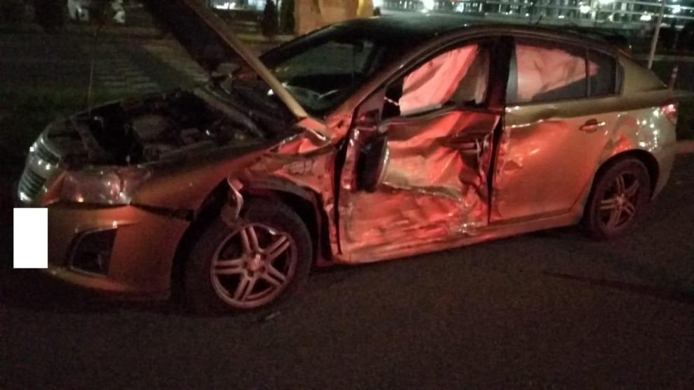 Злостный нарушитель ПДД врезался в бордюр и металлическую опору в Ставрополе