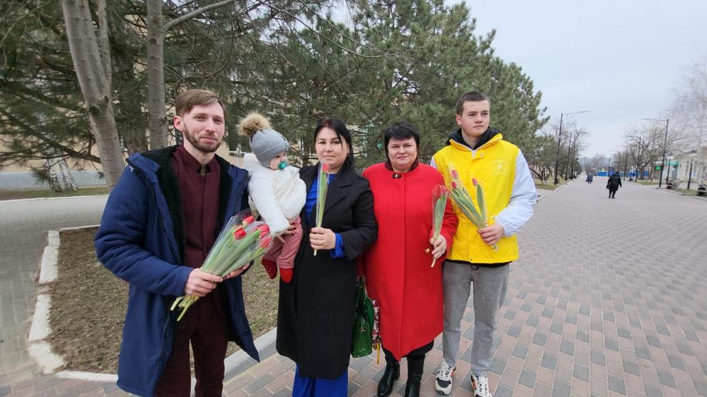 Активисты Арзгирского округа к 8 Марта провели молодёжную акцию