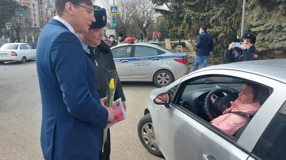 В Железноводске с 8 Марта поздравили автоледи