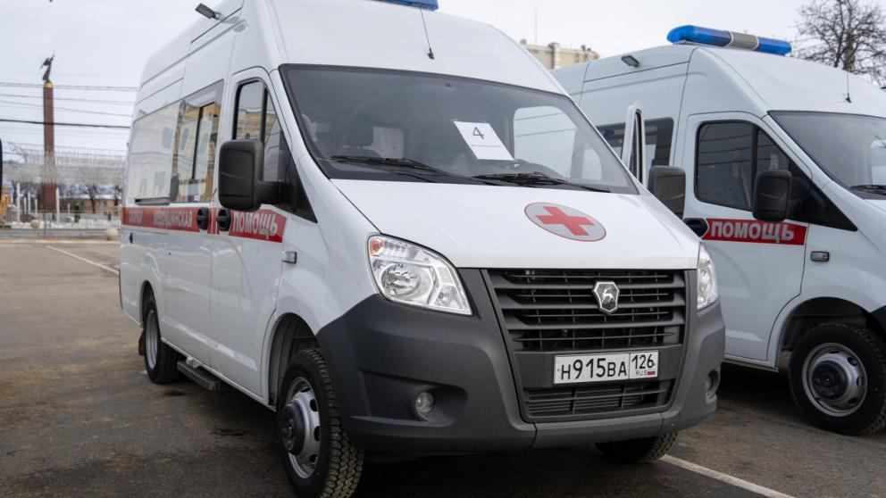 В медучреждения Ставрополья передали новые скорые и передвижные медкомплексы