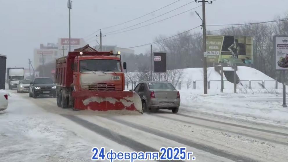 Коммунальные службы Шпаковского округа продолжают расчищать дороги от снега