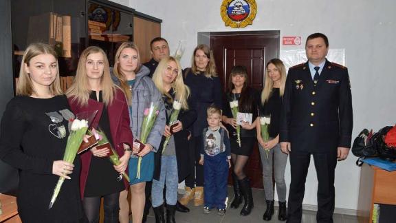 В Ставрополе новоиспечённым автоледи вручали права вместе с букетами