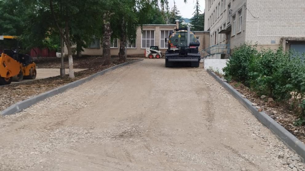 В Лермонтове благоустраивают территорию возле Центра развития творчества