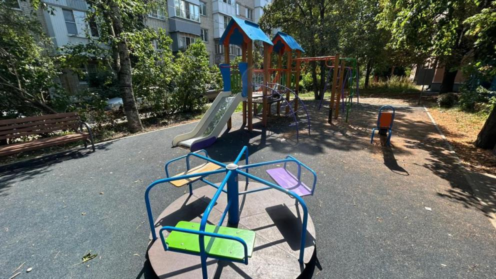 В Ленинском районе Ставрополя реконструируют детские площадки