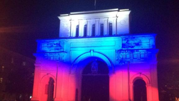 Проекция российского флага на два дня украсит Триумфальную арку в Ставрополе