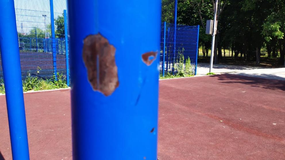 В Железноводске вандалы испортили спортивную зону городского парка