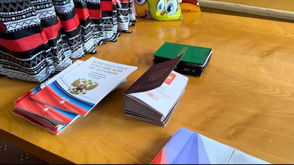 В школе Кировского округа Ставрополья развернули сшитый директором флаг