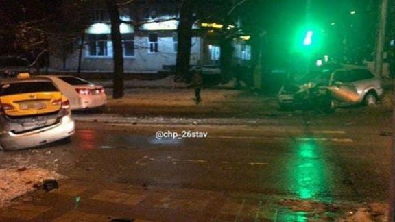 На одном из перекрёстков Ставрополя «лоб в лоб» столкнулись две иномарки