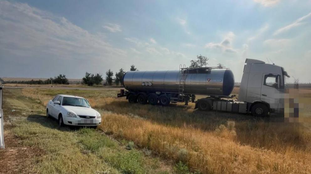 В Арзгирском округе столкнулись легковушка и грузовик: 2 человека пострадали