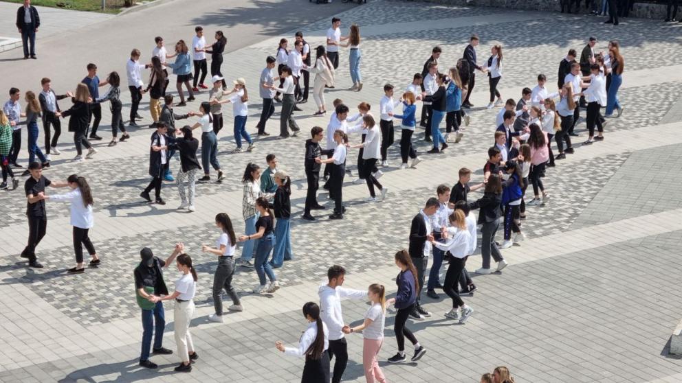 В Предгорном округе Ставрополья 1000 добровольцев репетировали «Вальса Победы» 