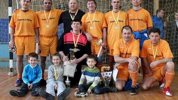 Команда «Сласти от Насти» выиграла кубок губернатора по мини-футболу среди ветеранов