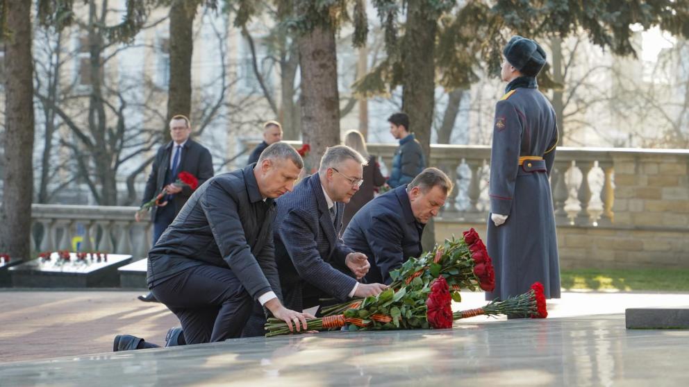 Губернатор Владимир Владимиров и делегация Беларуси возложили цветы к Вечному огню в Ставрополе