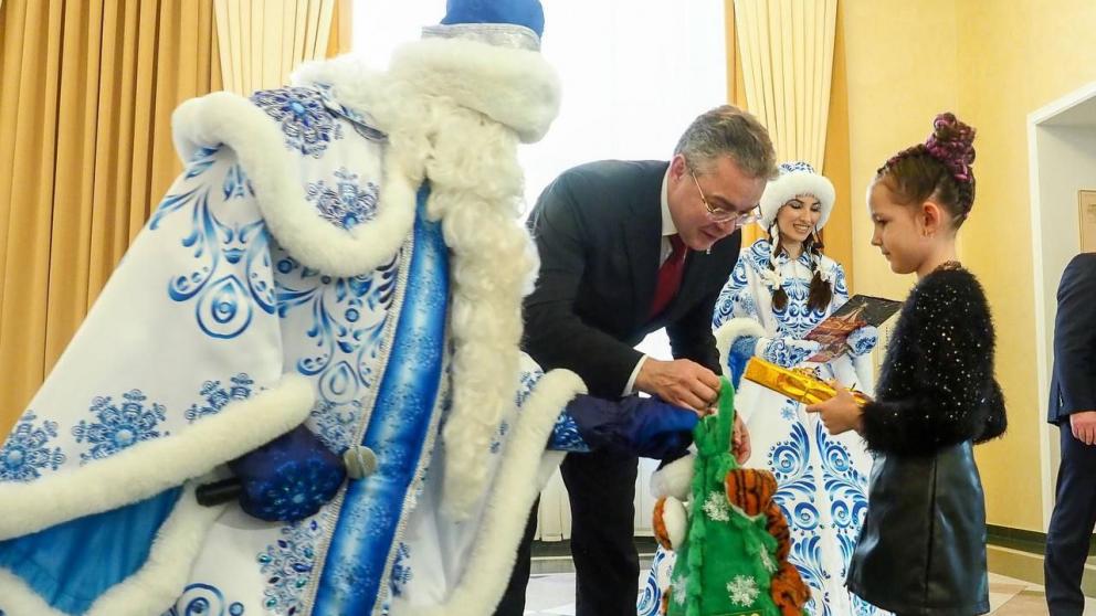 На Ставрополье начали формировать сладкие подарки для младшеклассников