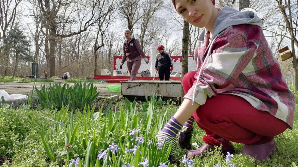 В посёлке Коммаяк Кировского округа Ставрополья высадили красные тюльпаны
