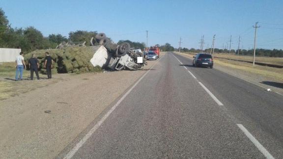 В Буденновском районе перевернулся «КамАЗ» с сеном