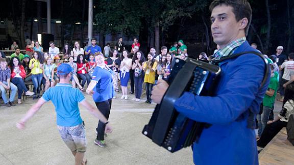 Евгений Папунаишвили и Артур Гонгапш. На «Машуке» не только учатся, но и танцуют
