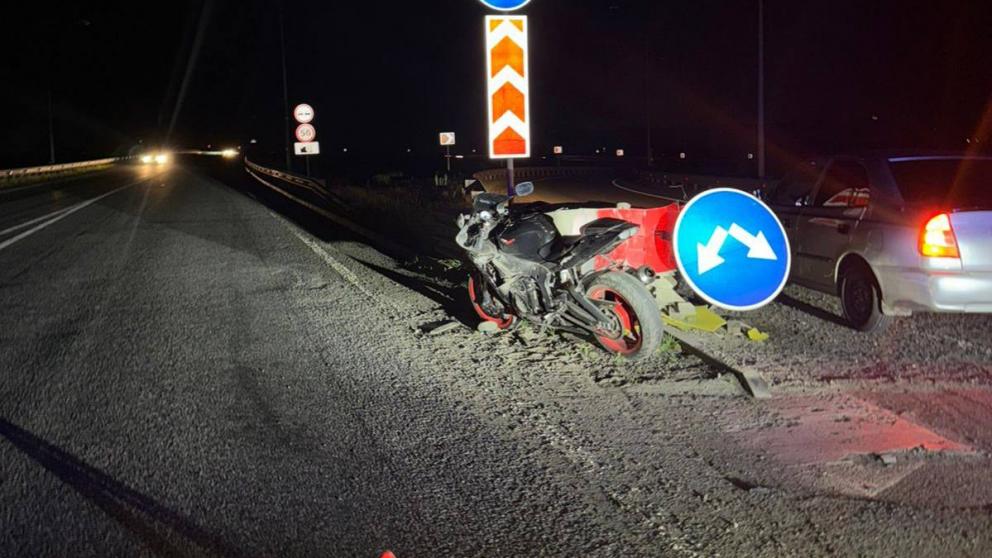 Мотоциклистка врезалась в дорожное ограждение в Кочубеевском округе Ставрополья