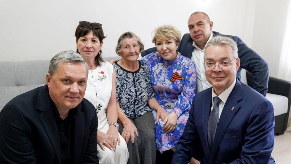 Губернатор Владимиров встретился с ветераном-блокадницей в отремонтированной квартире