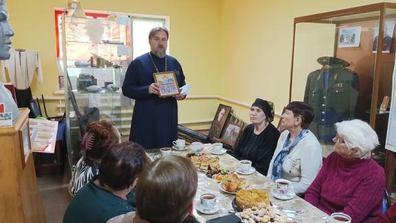 Священнослужитель провел беседу с сотрудниками музея села Балахоновского